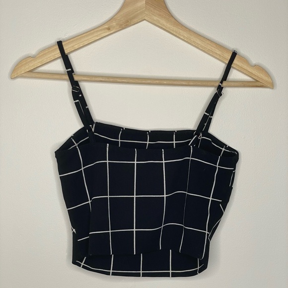 ReVamped Graph Patterned Cropped Tank Top🤩 - Picture 2 of 3